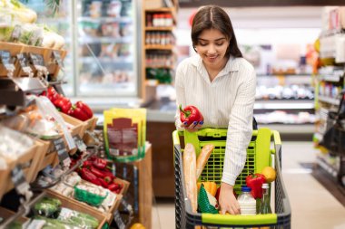 Marketten taze sebze seçen Arap Kadın Alışveriş Yapıyor