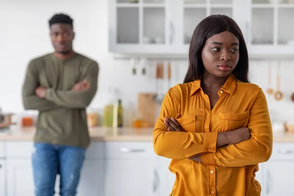 Проблема недопонимания. Расстроенные черный мужчина и женщина, стоящие на кухне после ссоры — стоковое фото