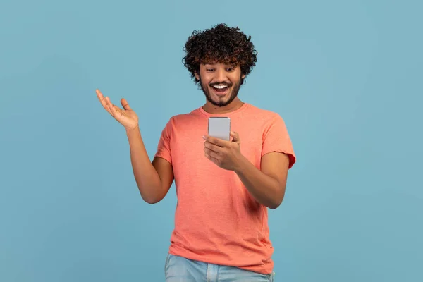 Känslomässig östra killen njuter av den nyaste mobilappen — Stockfoto