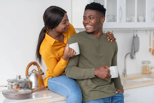 Aimer couple afro-américain boire du café ensemble dans la cuisine intérieure — Photo