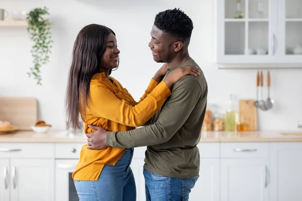 Portrait de jeune couple noir aimant ayant des moments romantiques à la maison — Photo