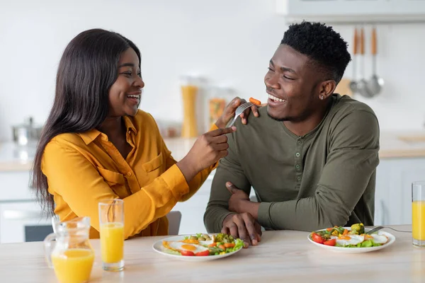 Alegre negro pareja engañando mientras tener desayuno en cocina juntos — Foto de Stock