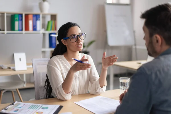 Twee jonge collega 's communiceren, bespreken business project, hebben vergadering op modern kantoor — Stockfoto