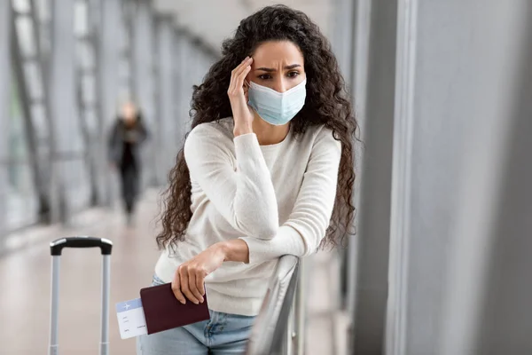 Retrato de señora refugiada trastornada pensativa en máscara médica de pie en el aeropuerto —  Fotos de Stock