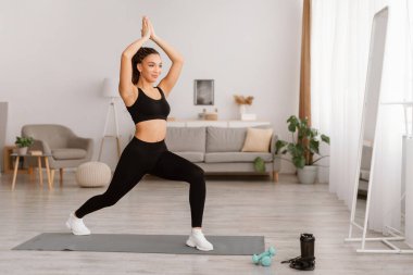 Bayan Egzersiz Duran İleri Hamle Birleşen Eller İçerde