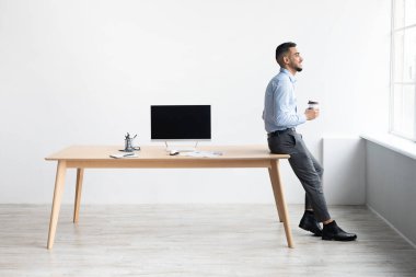 Arap İşçi Siyah Boş Ekranlı Dizüstü Bilgisayarı Gösteriyor, Model