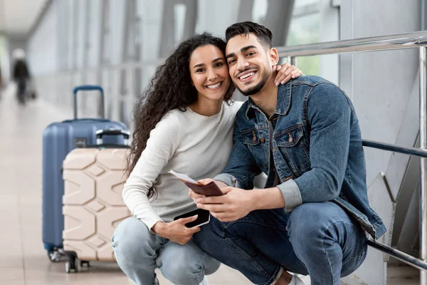 Viajando juntos. Retrato de cónyuges felices de Oriente Medio posando en el aeropuerto — Foto de Stock