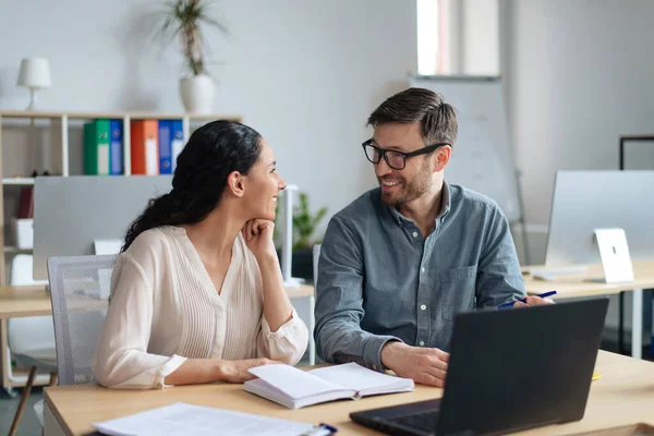 チームワークとコラボレーションのコンセプト。職場での友好的なコミュニケーションを持つ幸せな若い同僚 — ストック写真