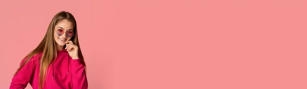 멋진 안경을 쓴 행복 한 십 대 소녀 핑크 백 그라운드 위에서 시를 읊는 모습, 배너 — 스톡 사진