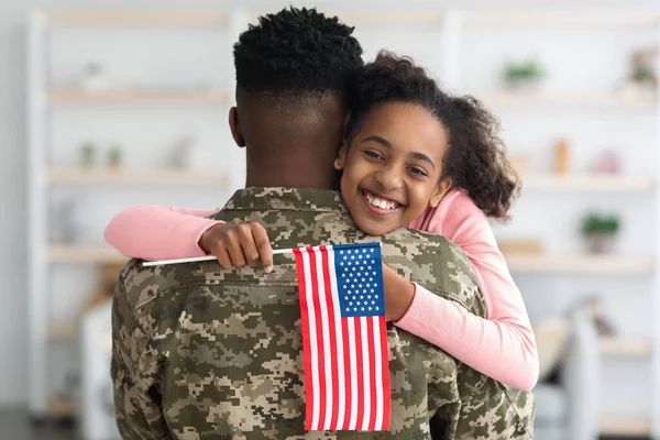 행복 한 흑인 소녀, 집에서 아버지 군인에게 인사 — 스톡 사진