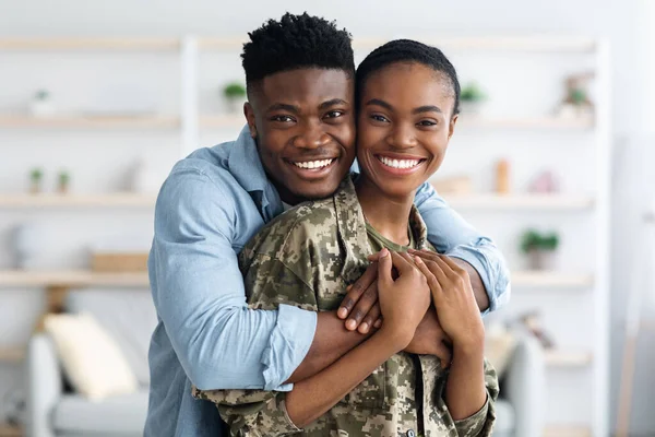 Retrato de primer plano de una alegre soldado negra abrazándose con su marido —  Fotos de Stock