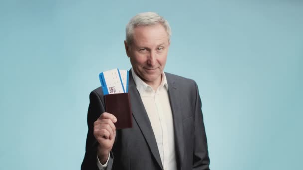 Üzleti út. Sikeres vezető üzletember, hivatalos viseletben, útlevéllel és repülőjegyekkel, kamerába mosolyogva — Stock videók