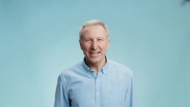 Sincere support. Senior grey haired happy man enjoying good news and victory, shaking fists and laughing to camera — Stock Video