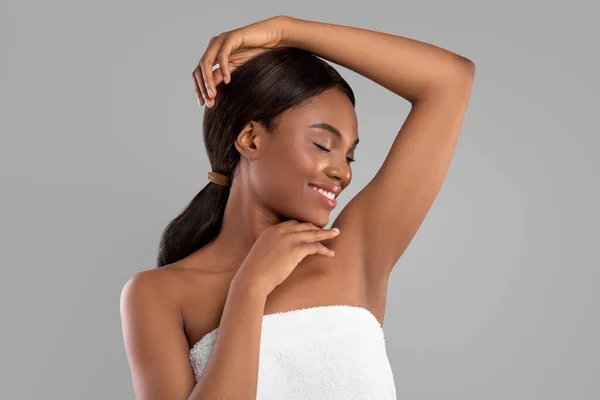 Mosolygó millenniumi afro-amerikai nő tökéletes puha bőr élvezi a szépség és a rutin eljárások eredményei — Stock Fotó