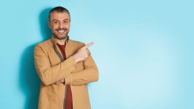 Pozitif Orta Çağ Erkek İşaret Parmağı Yan, Mavi Arkaplan, Panorama