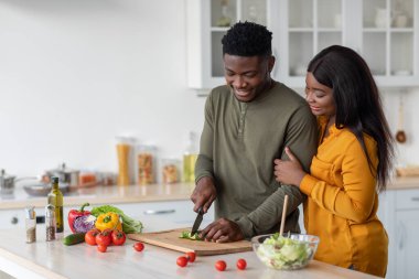 Genç Siyah Kadın Mutfakta Kocasına Bakıyor Salata Pişiriyor