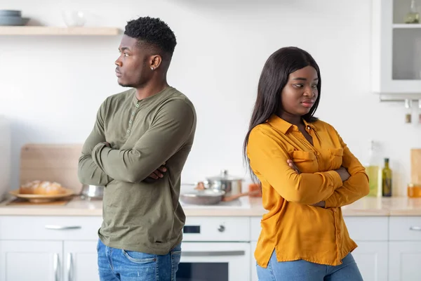 Joven negro pareja de pie espalda con espalda uno a otro en cocina — Foto de Stock