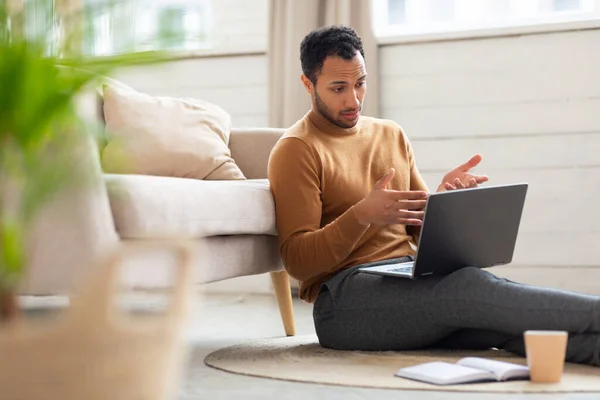 Araber benutzt Laptop für Videoanruf — Stockfoto