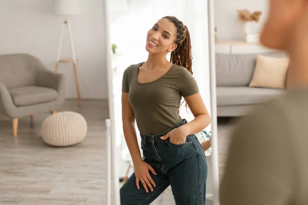 Glückliche schwarze Frau nach Gewichtsverlust in Spiegelnähe — Stockfoto