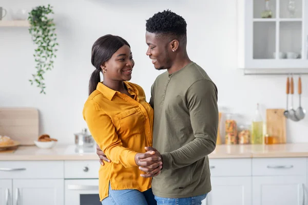Romántico negro hombre y mujer bailando juntos en casa en cocina interior — Foto de Stock