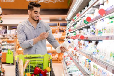 Süpermarkette Milk Via Cep Telefonu Tarama Aracı Erkek Alışverişi