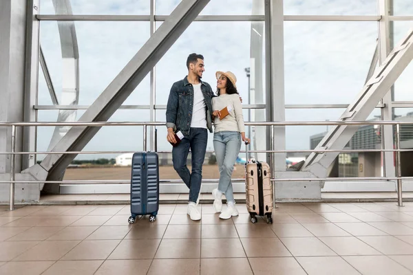 Viajes de luna de miel. Romántica pareja árabe joven de pie con maletas en el aeropuerto — Foto de Stock