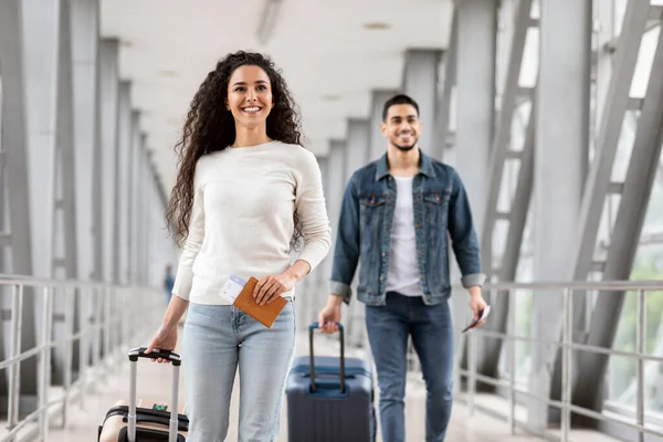 Concepto de Viajes Aéreos. Hombre y mujer felices caminando con maletas en el aeropuerto — Foto de Stock