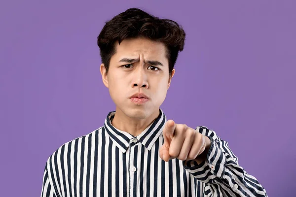 Portrét rozzlobeného asijského muže ukazujícího prstem na kameru — Stock fotografie