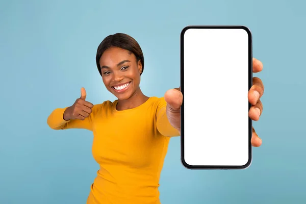 Feliz feliz feliz jovem Africano americano senhora blogueiro apontando dedo para smartphone com tela em branco — Fotografia de Stock