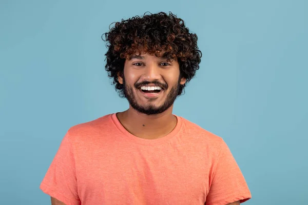 Porträtt av positiv stilig indian ung man på blå — Stockfoto
