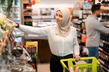İslami Kadın Alıcı Süpermarketten Market Alışverişi Yapıyor