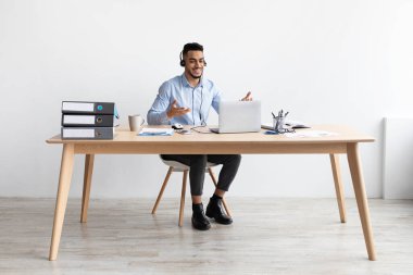 Arap adamın bilgisayarı kullanarak görüntülü konuşması ve konuşması