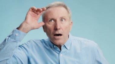 Düşünmek ve ilham vermek. Düşünceli kıdemli bir adam kafasını kaşıyor ve aklına bir fikir geliyor. Parmağını hareket ettiriyor.