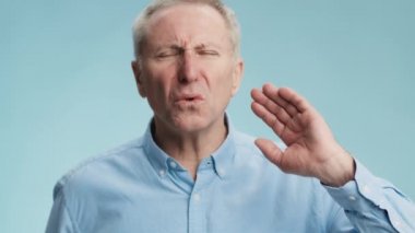 Romatizma ağrısı. Yaşlı, kır saçlı, boynu ağrıyan bir adam. Ağrılı bir vücut parçası ve somurtkan bir yüz.