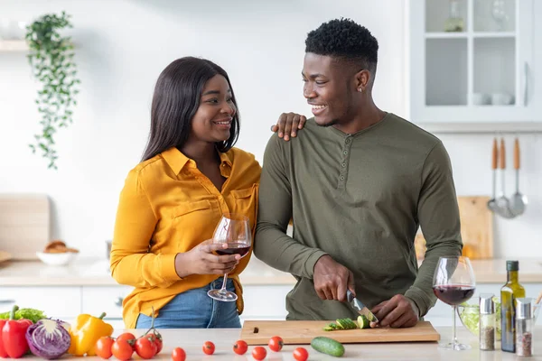 Retrato de pareja casada negra positiva relajándose en la cocina juntos — Foto de Stock