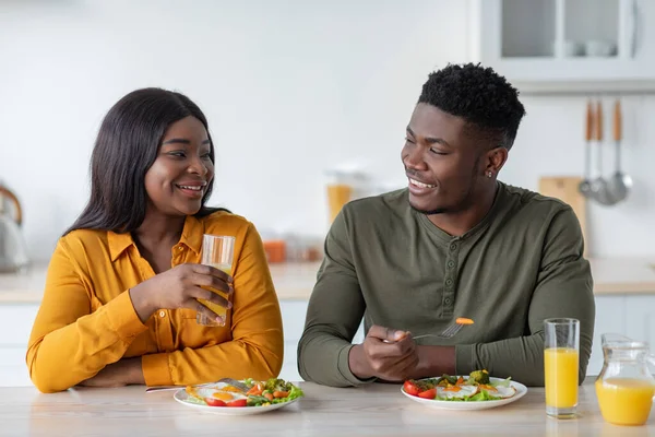Gülümseyen Siyah Aşıkların Portresi Mutfakta Lezzetli Kahvaltı Ediyor