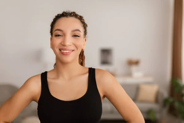 Cheerful Black Fitness Lady Posing Wearing Fitwear At Home — Stock Photo, Image