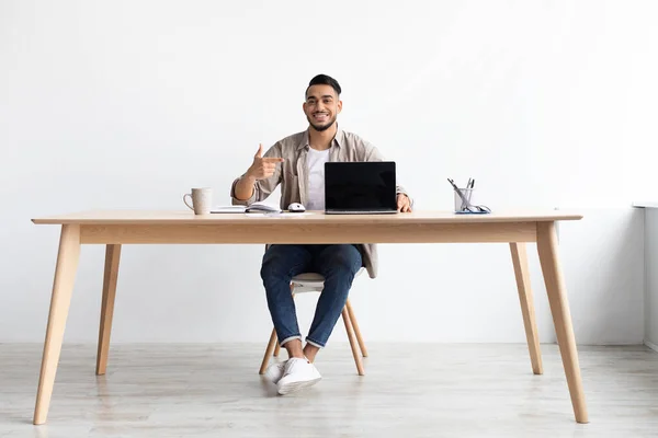 Happy Arab Guy Εμφάνιση Laptop με μαύρη άδεια οθόνη, Mockup — Φωτογραφία Αρχείου