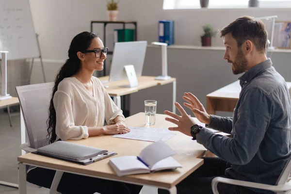 人事マネージャーは現代的な会社のオフィスで潜在的な従業員にインタビューする。人事採用、企業のヘッドハンティング — ストック写真