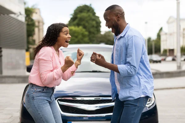 Família afro-americana feliz comemorando a compra de carro novo — Fotografia de Stock
