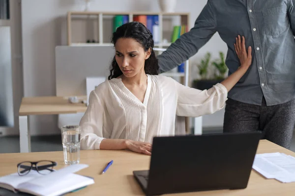 Secretária Millennial sendo assediada no local de trabalho por seu chefe ou colega. Parar conceito de discriminação de gênero — Fotografia de Stock