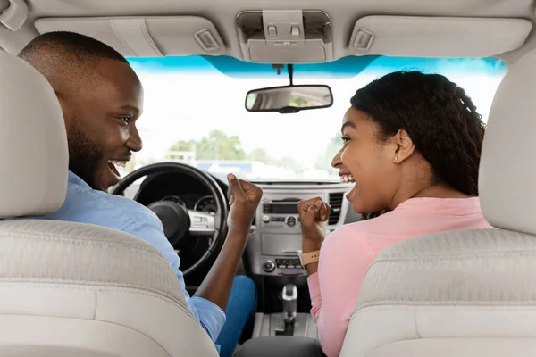 Šťastný africký americký pár křičí ano v novém autě — Stock fotografie