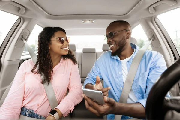 행복 한 흑인 가정 운전 과 스마트폰 사용 — 스톡 사진