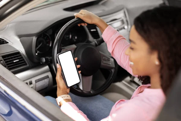 Happy zwarte vrouw met behulp van smartphone met leeg scherm rijden auto — Stockfoto
