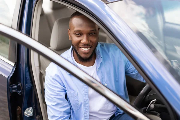도시에서 흑인 남성 이 새 차를 운전하는 모습 — 스톡 사진