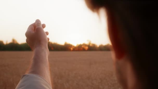 Oigenkännlig Man Stretching Hand, försöker nå solen strålar under solnedgången — Stockvideo