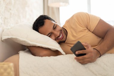 Orta Doğulu Adam Cep Telefonu Kullanıyor Yatakta Yatıyor