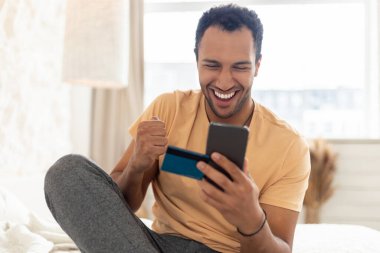 Neşeli Orta Doğulu Adam Akıllı Telefon ve Kredi Kartı Tutuyor