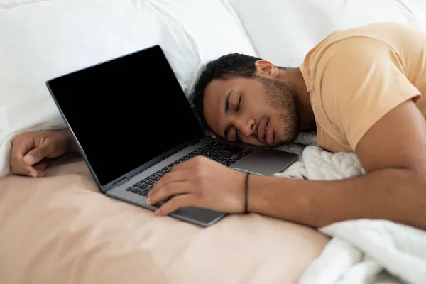 Cansado Oriente Medio Hombre Freelancer Dormir cerca de la computadora portátil en el dormitorio —  Fotos de Stock