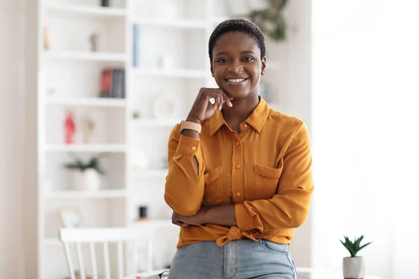 Éxito joven mujer de negocios negro posando en la oficina —  Fotos de Stock